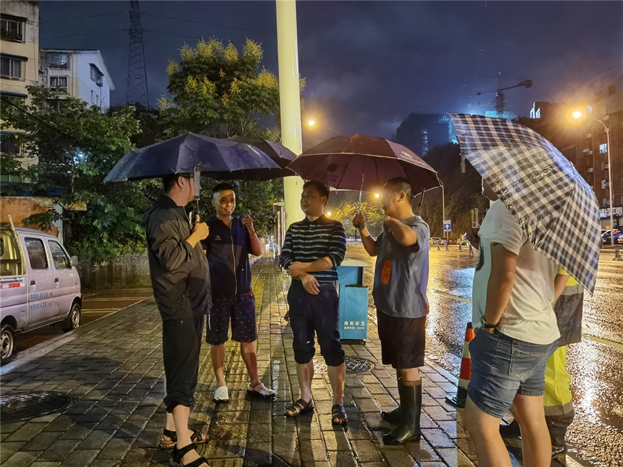 13-建工董事長(zhǎng)鄧章軍、總經(jīng)理吳兵15日晚23時(shí)綿吳路口巡查，道路積水已退去，車輛正常通行_副本
